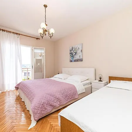 1 Bedroom Stunning In Seget Donji Apartment Trogir