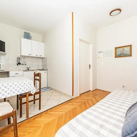 1 Bedroom Stunning In Seget Donji Apartment